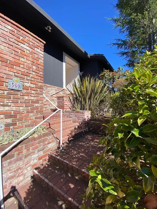 Building Photo - 560 Mountain Ave