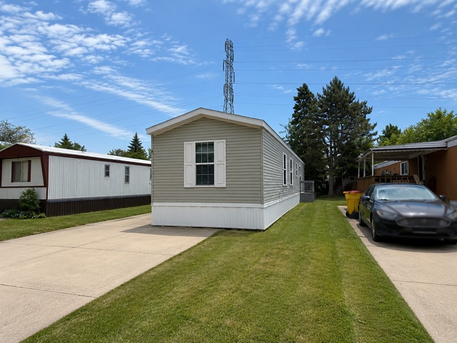 Building Photo - 831 N Pontiac Trail