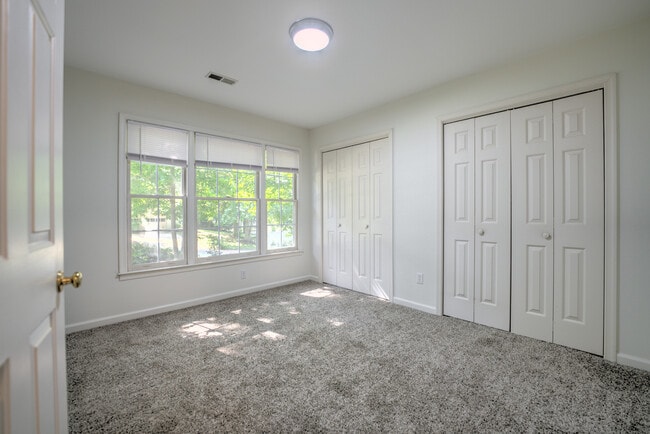 Foto del edificio - 10 Southchase Dr
