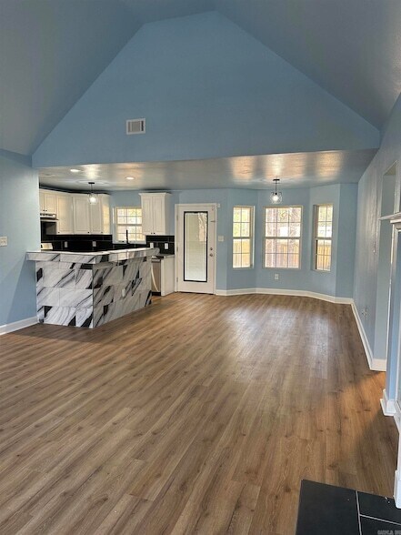 Foto del edificio - 15315 Birch Dr