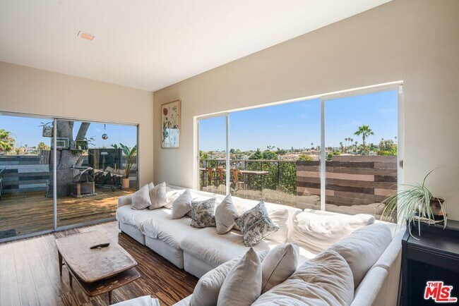 Foto del edificio - 704 Blossom Ln