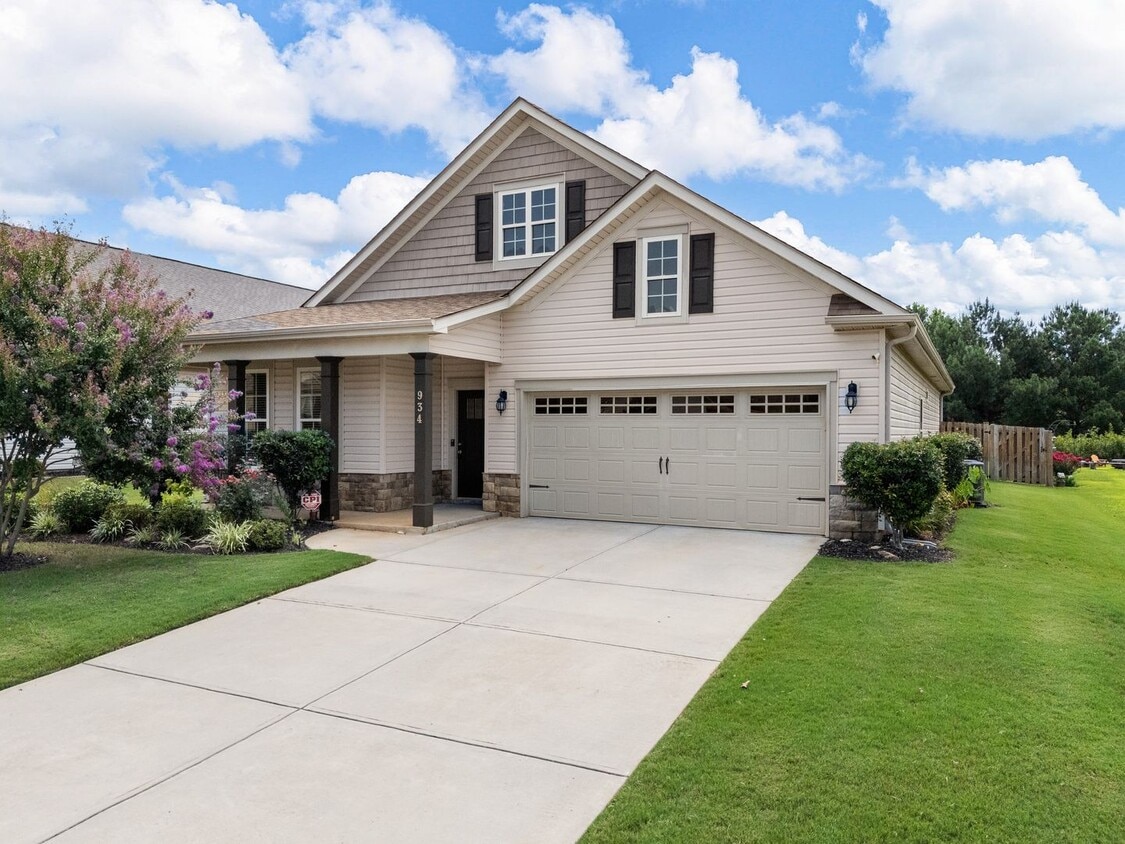Primary Photo - Beautiful 3 Bedroom Home with Modern Finis...