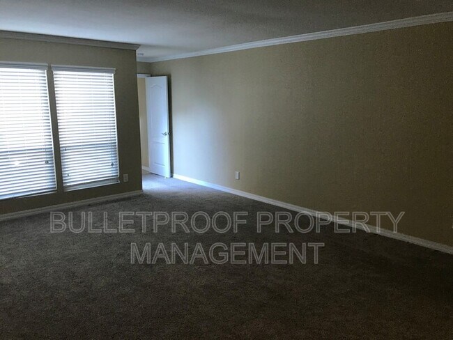 Building Photo - 7166 N Fruit Ave