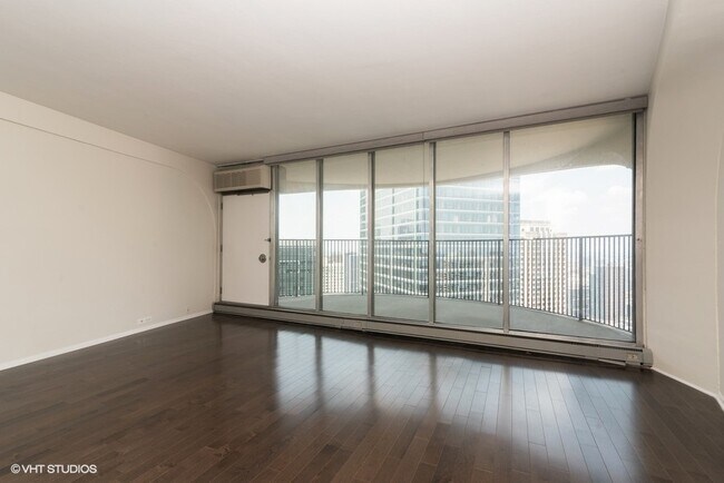 Foto del edificio - 300 N State St