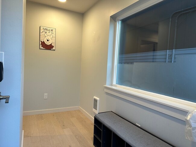 Building Photo - 152 21st Ave E