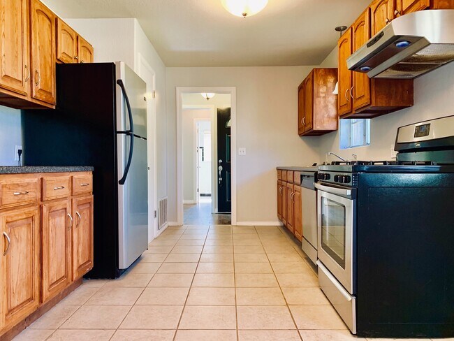Foto del edificio - Awesome 3BD 2BA Home with HUGE Primary Bedroom in Lakewood Addition!!