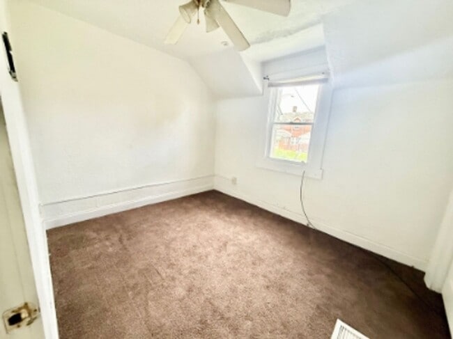 Building Photo - 877 Vankirk St