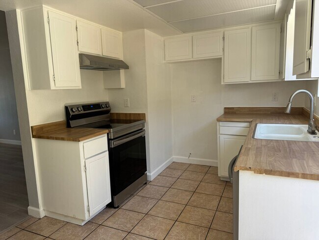 Building Photo - For Rent: 2BD/1.5BA Two-Story Condo – Bull...
