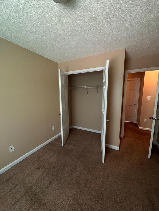 Building Photo - Move-in ready townhome in East Point/Colle...