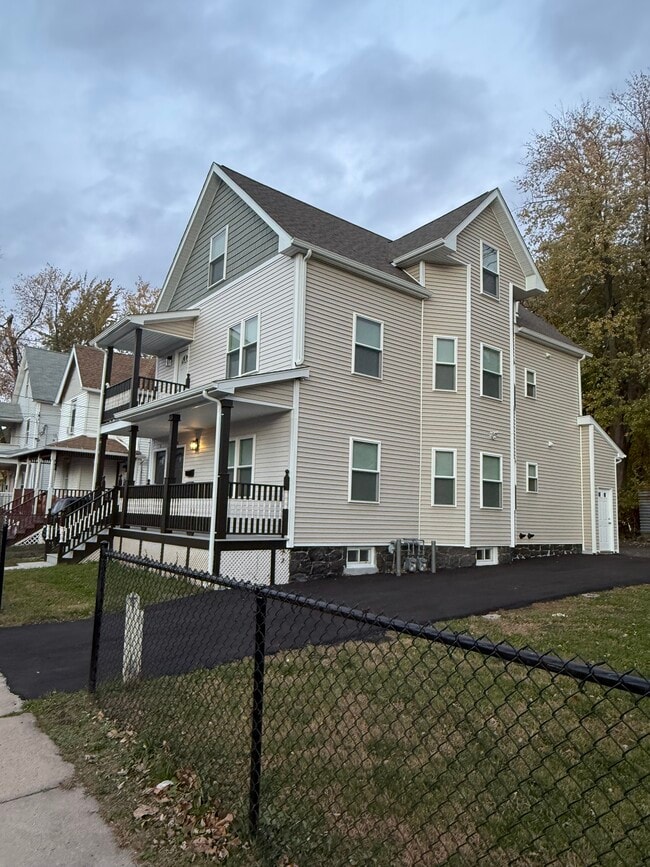 Building Photo - 14 Brook St