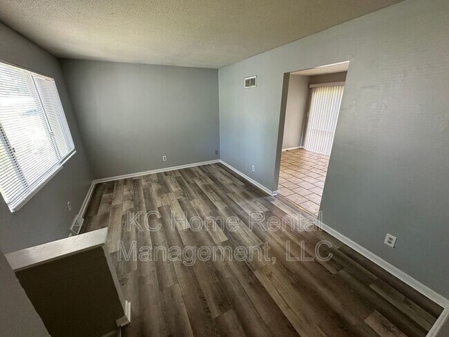 Foto del edificio - 7233 Gilmore Ave