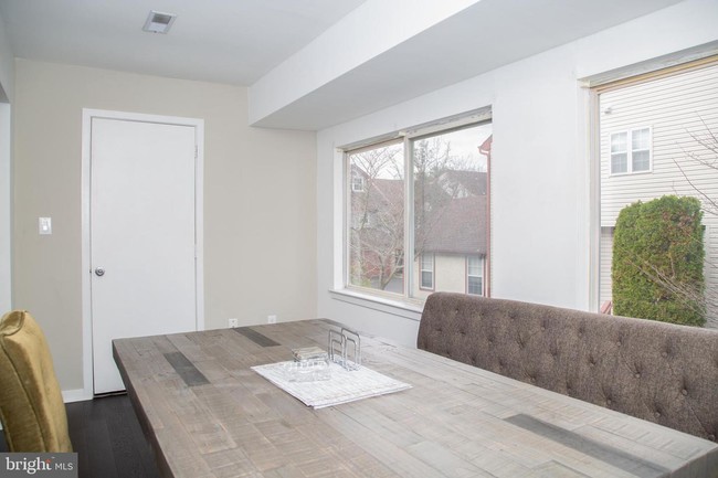 Building Photo - 828 Chanticleer
