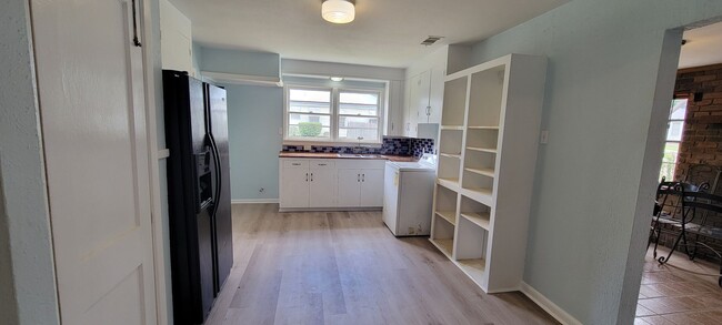 Building Photo - Gorgeous 4 bedroom/1 bath with beautiful k...