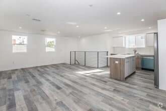 Building Photo - 543 N Virgil Ave