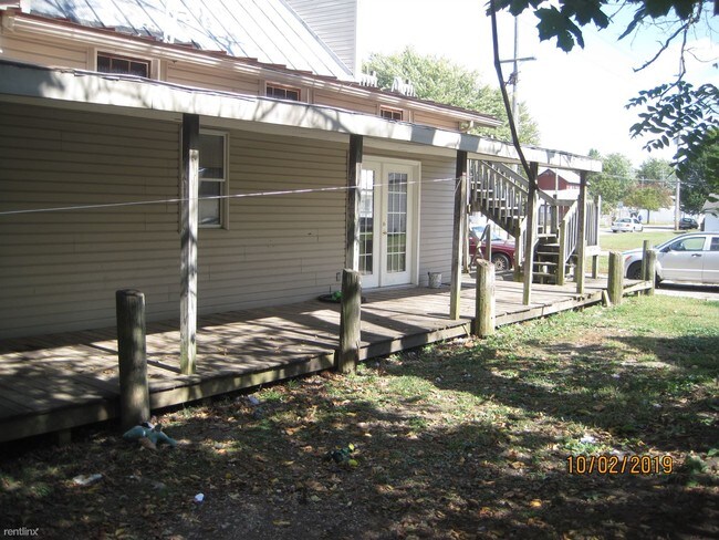 Building Photo - Studio, 1 bath Triplex - The Condo's 563 N...