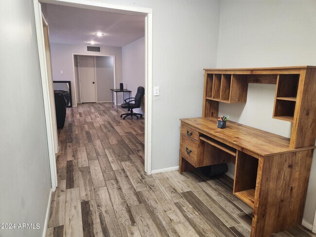 Foto del edificio - 3327 E Camelback Rd