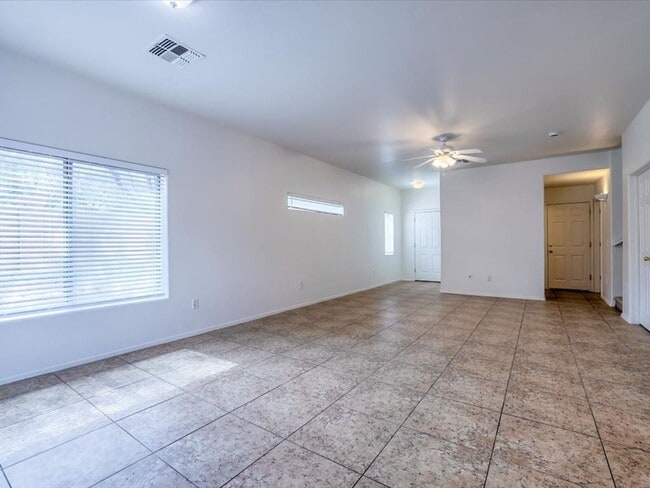Building Photo - 4 bedroom 2.5 Bath