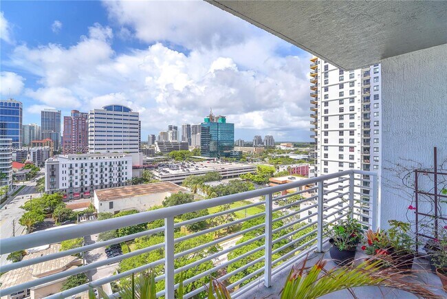 Foto del edificio - 315 NE 3rd Ave