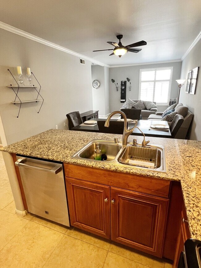 Foto del edificio - Beautiful 1 Bed/1 Bath Fully Furnished Lig...