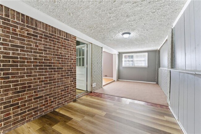 Foto del edificio - 1961 Valley Ridge Dr SW