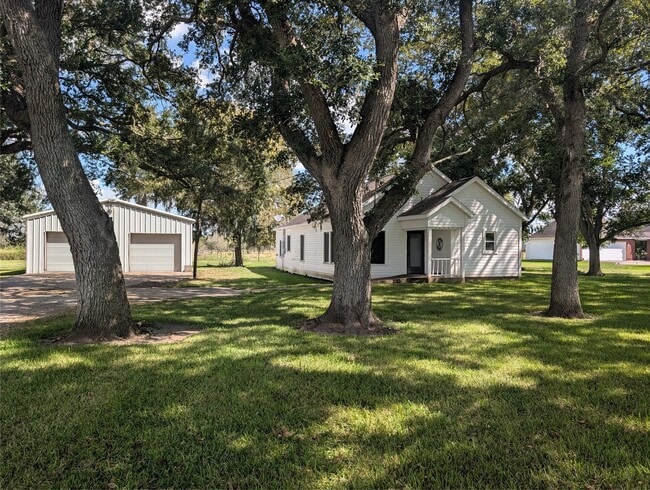 Foto del edificio - 10143 FM 524 Rd