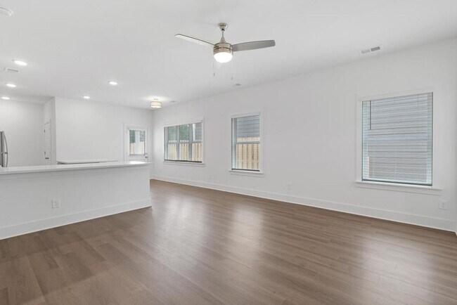 Foto del edificio - One level home with 2 Car GARAGE and FENCE...