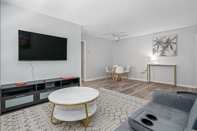 Foto del edificio - 13104-13108 Leisure Wood Pl