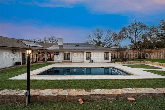 Foto del edificio - Stunning 4-Bedroom Retreat with Designer T...