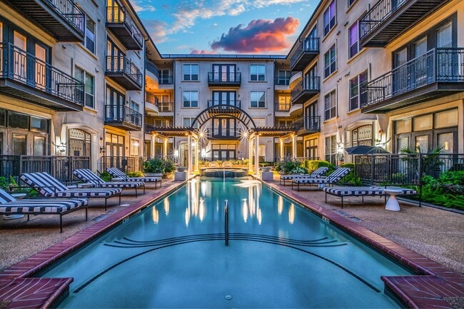Foto del edificio - La Maison River Oaks