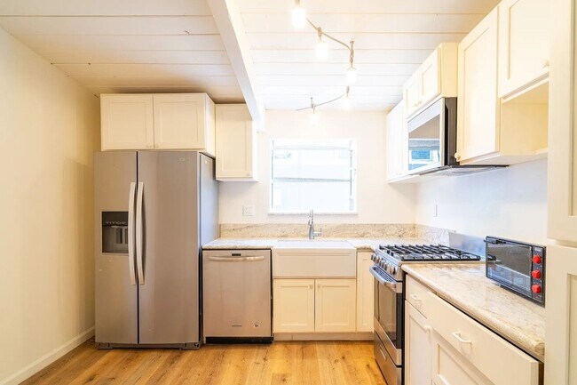 Foto del edificio - 5418-5420 Baja Drive