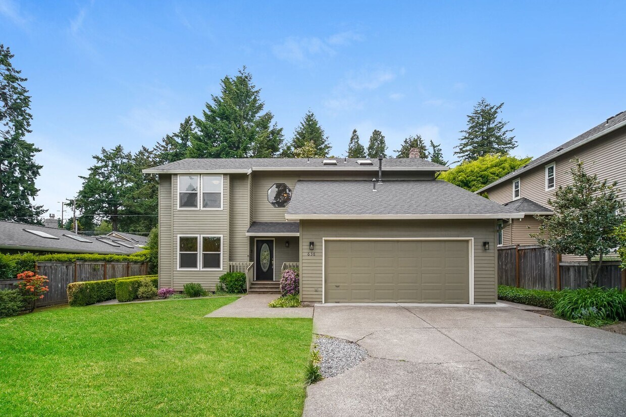 Primary Photo - Great 4 bedroom Home Located in the Sought...