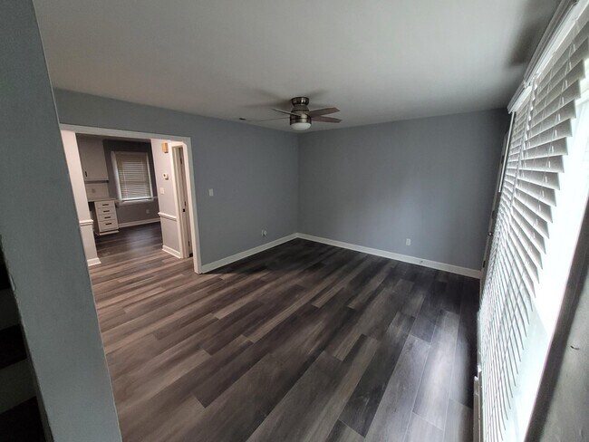 Foto del edificio - 241 Bridgefield Pl