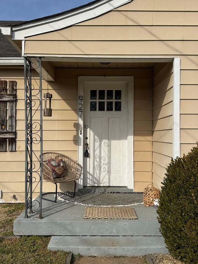 Photo - East Nashville cottage, 2BR 1 bath, fenced back, lawn care included, pet friendly House