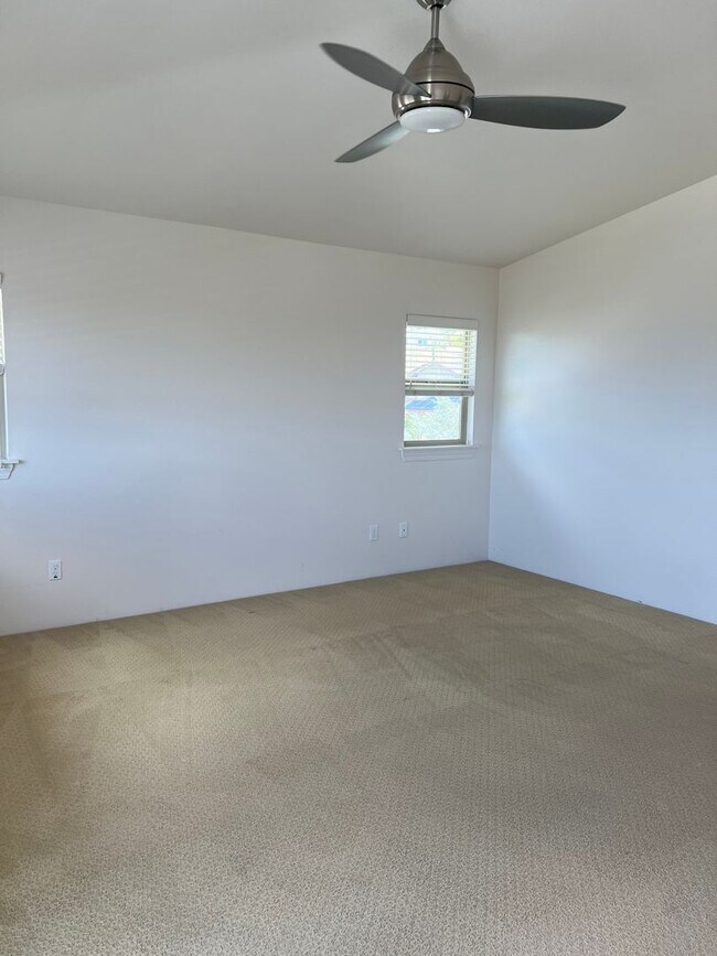 Foto del edificio - 4 Bedroom 2-Story house at Kahiwelo, Makak...