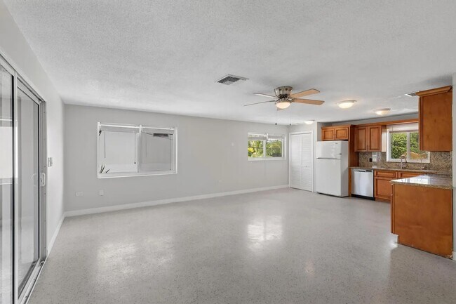 Building Photo - 594 W Shore Dr