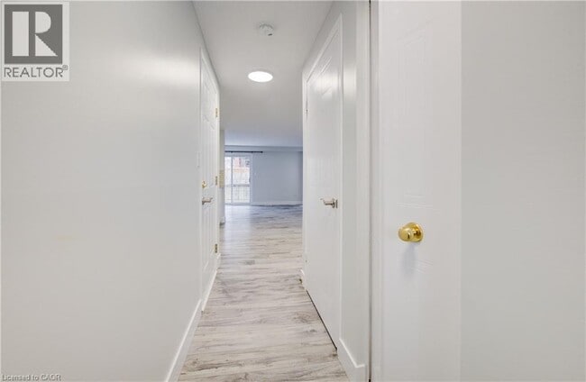 Building Photo - 68 Foxglove Crescent