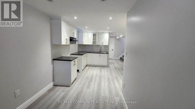 Building Photo - 435 Stonegate Ave