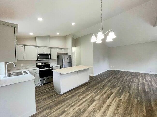 Building Photo - Kent - Cozy 3 bedroom / 2 bathroom Renovated home