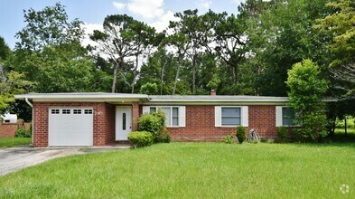 Building Photo - 2101 Maple Leaf Dr E