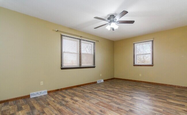 Foto del edificio - 404 Elm Tree Dr