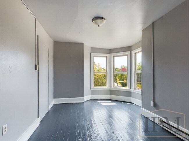 Foto del edificio - Recently Renovated Spacious 1 Bedroom Apar...
