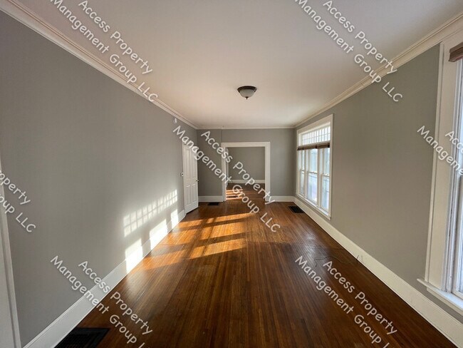 Building Photo - East Hills Two Bedroom One Bathroom Lower ...