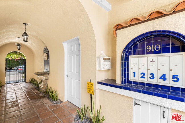 Building Photo - 910 N Alfred St