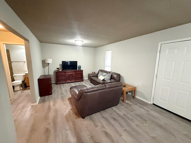 Foto del edificio - 212 Wheaton Ct