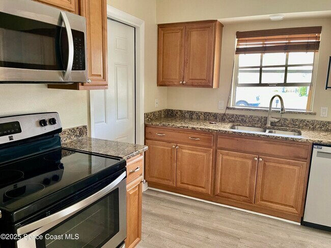 Building Photo - 1708 Fenway Cir