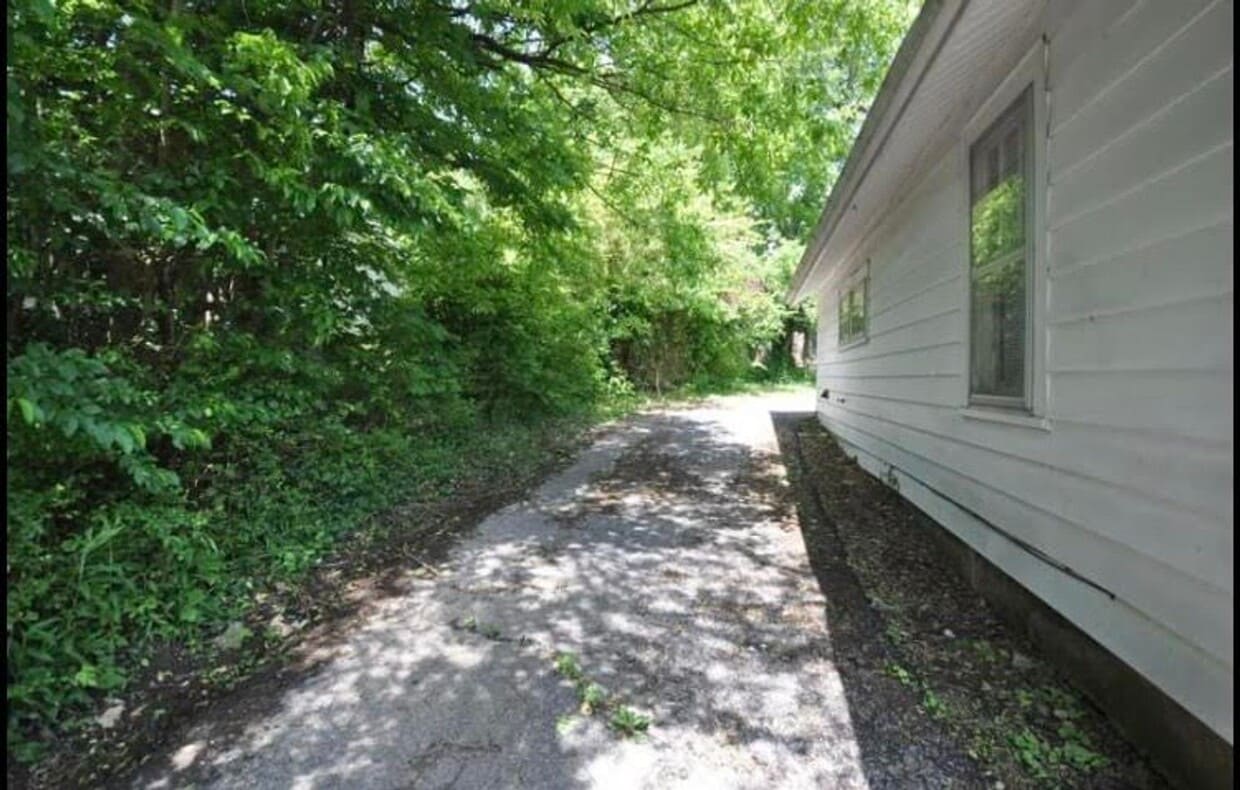 Building Photo - Home in Benton!