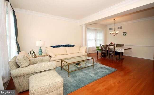 Foto del edificio - 43 Lockwood Dr