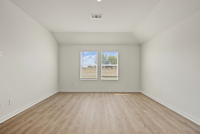 Building Photo - 560 Raegan St