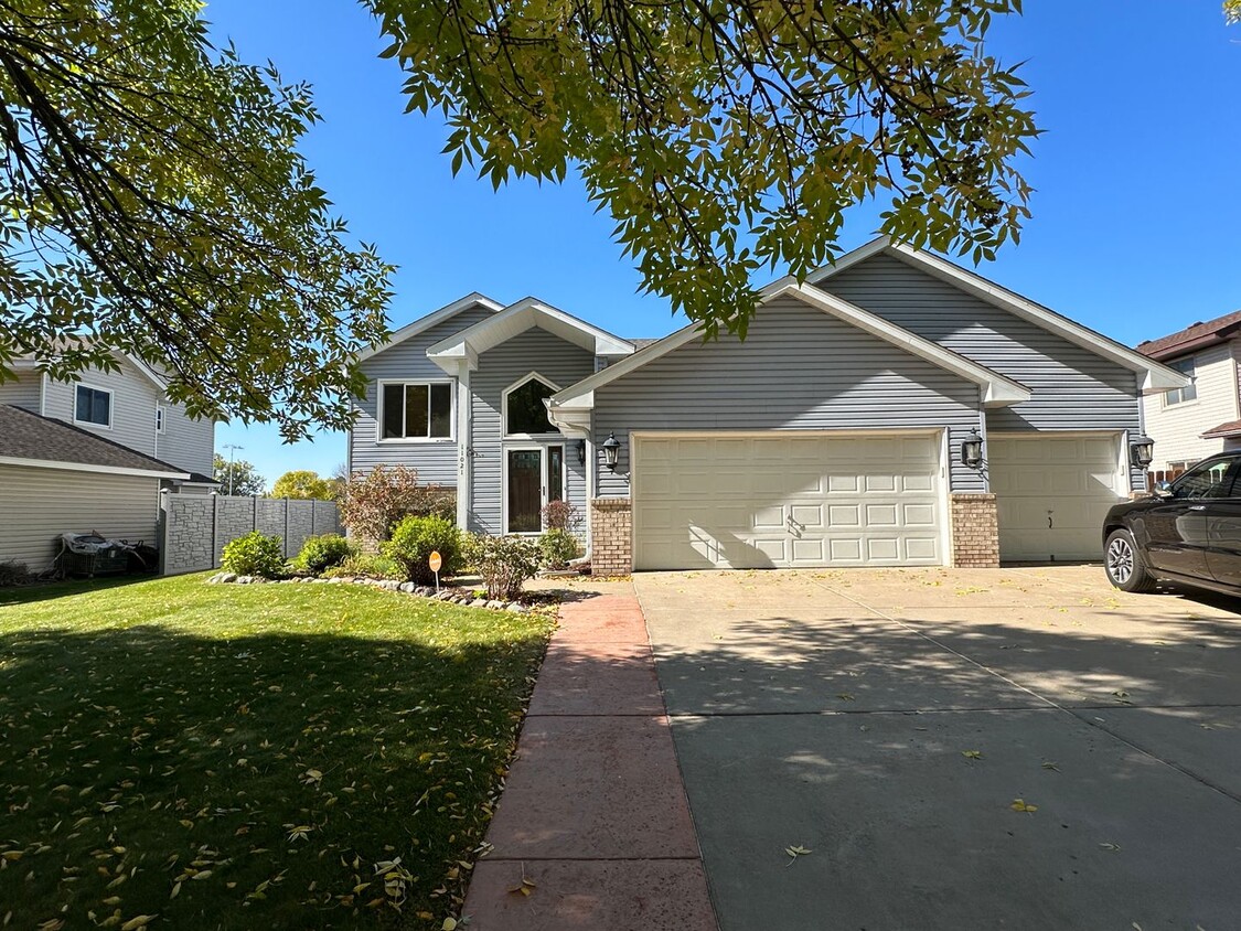 Primary Photo - Champlin SFH, Fenced Yard, W/D, Walk out D...