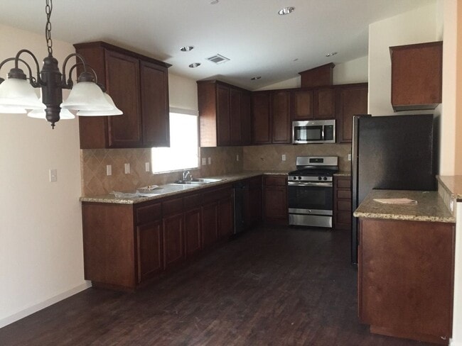 Building Photo - 3 bed 2 bath home